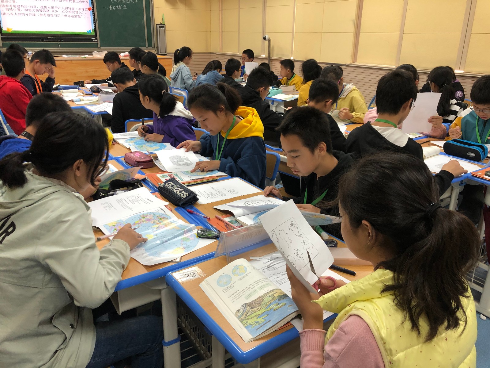 圖二：學(xué)生剪貼七大洲，熟悉七大洲輪廓.JPG