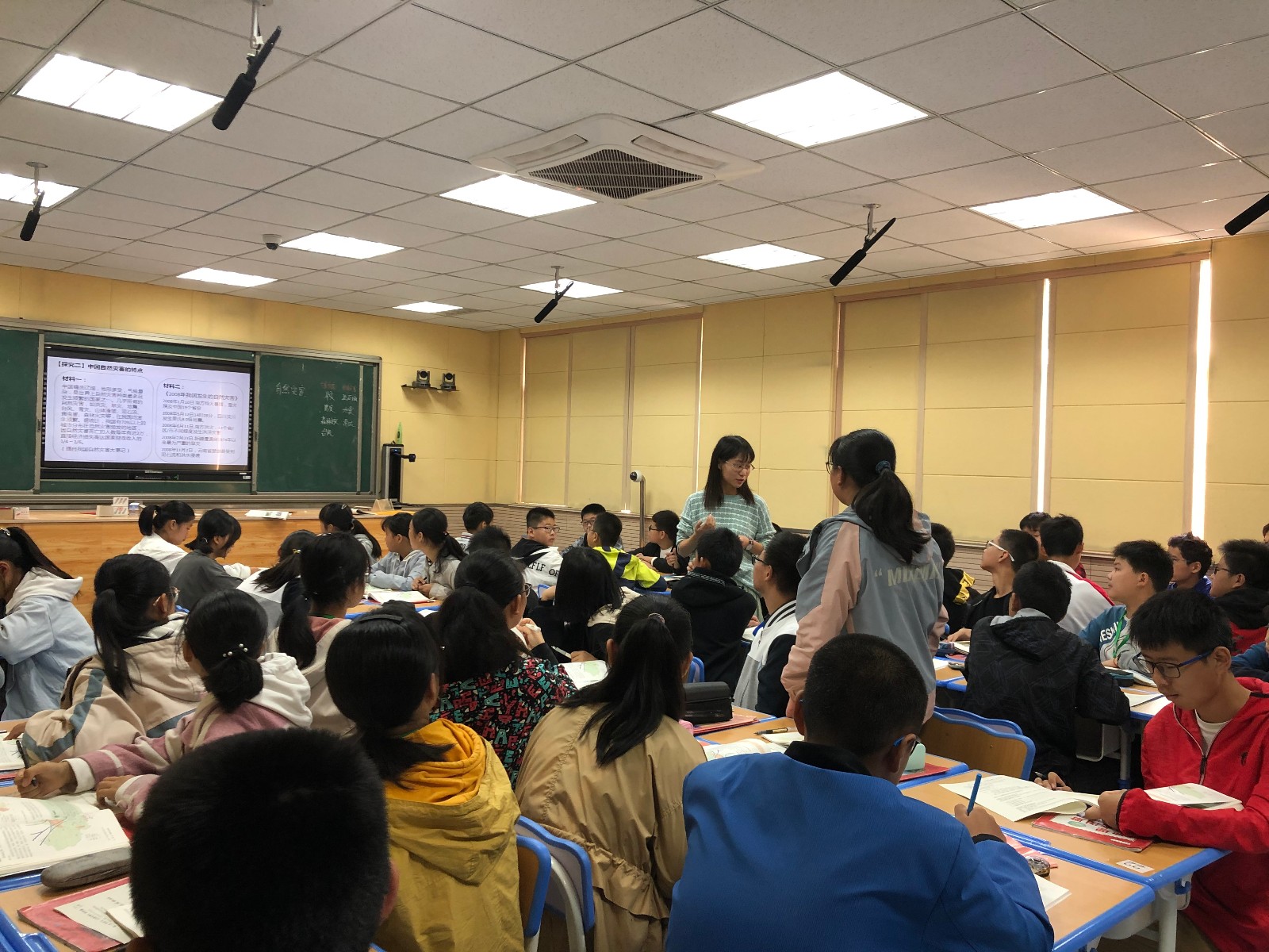 圖四：走進(jìn)學(xué)生，參與到學(xué)生活動(dòng)中.JPG