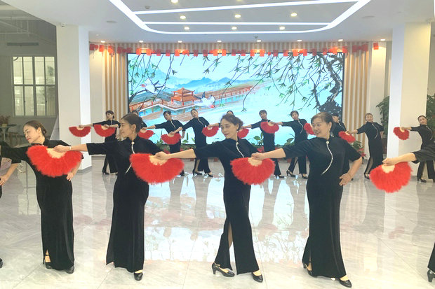 《中老年旗袍走秀基礎(chǔ)教學》_副本.jpg