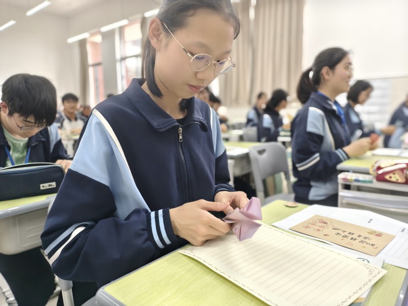 女生折紙飛機(jī)(1).jpg